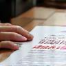 Document RGPD tamponné, mains posées à côté à Paris