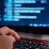 Interface logicielle RH sur écran, mains au clavier à Paris