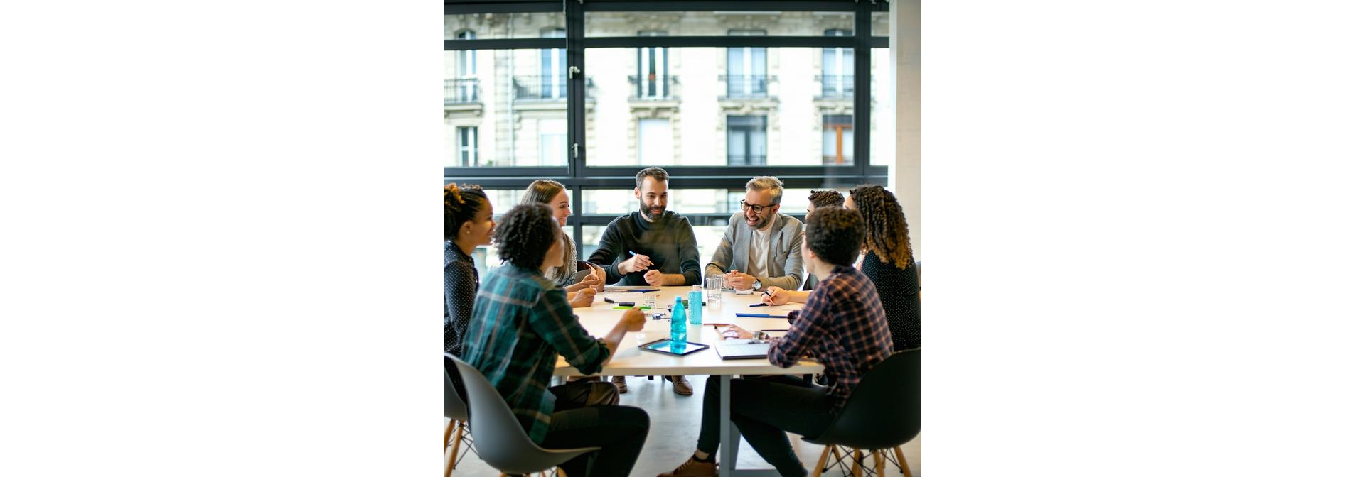 Collaborateurs divers en réunion autour d'une table moderne, Paris